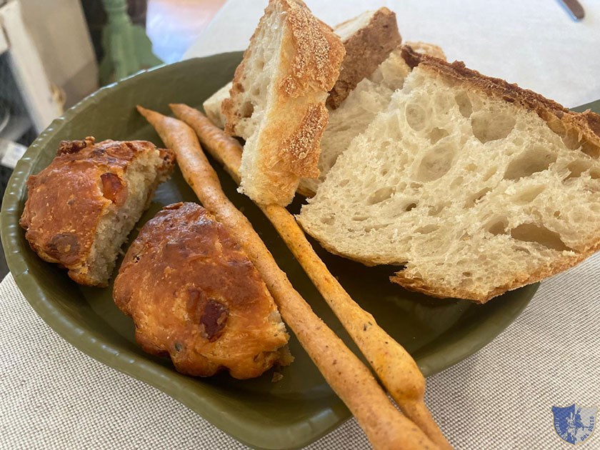 Il pane i grissini e il mini casatiello