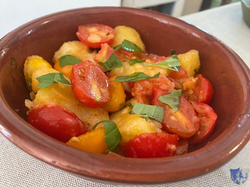 Insalatina di patate pomodorini rosse e gialli e basilico