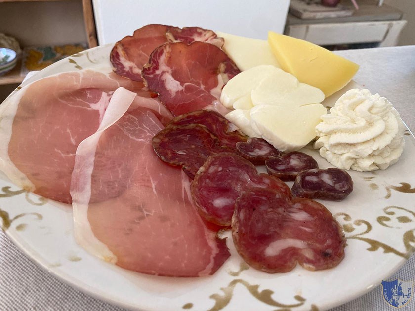 Selezioni di salumi e formaggi locali