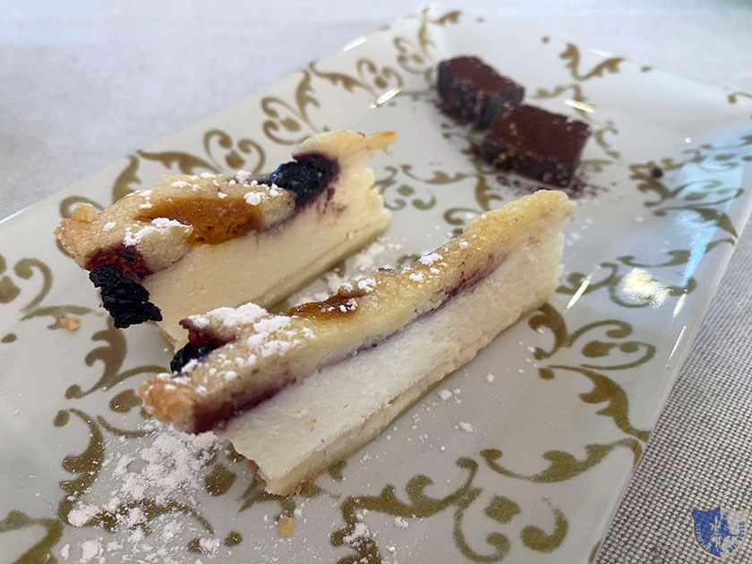 Torta di ricotta e amarene e nougat al cioccolato e nocciole
