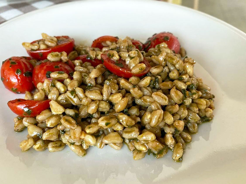 Farro con pesto e pomodorini