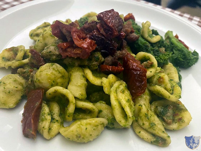 Orecchiette con broccoli salsiccia croccante e pomodori secchi