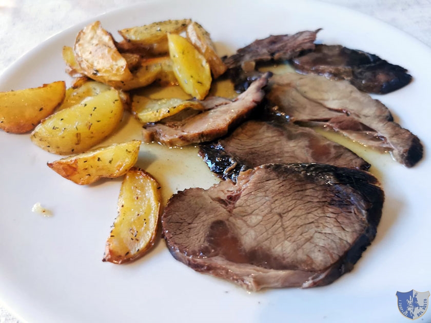 Podolica cotta a bassa temperatura con patate al rosmarino