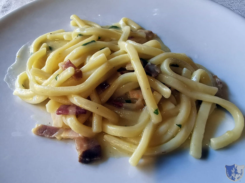 Scialatielli in vellutata di patate pancetta di nero e caciocavallo podolico