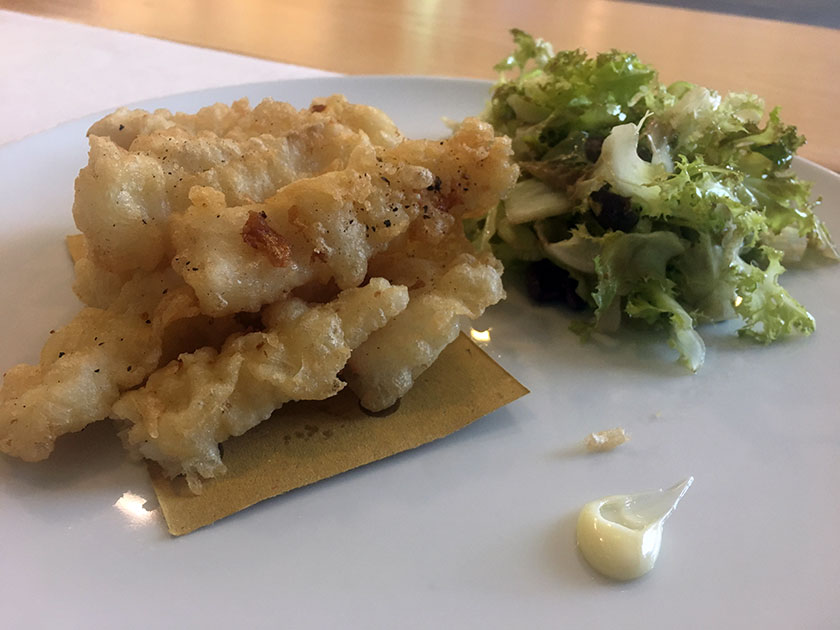 Baccalà fritto con insalatina di scarolina con capperi e olive