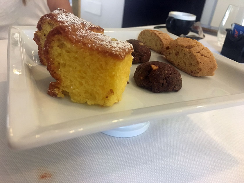 Torta allo yogurt, cantuccini e praline di cioccolato e nocciola di Giffoni