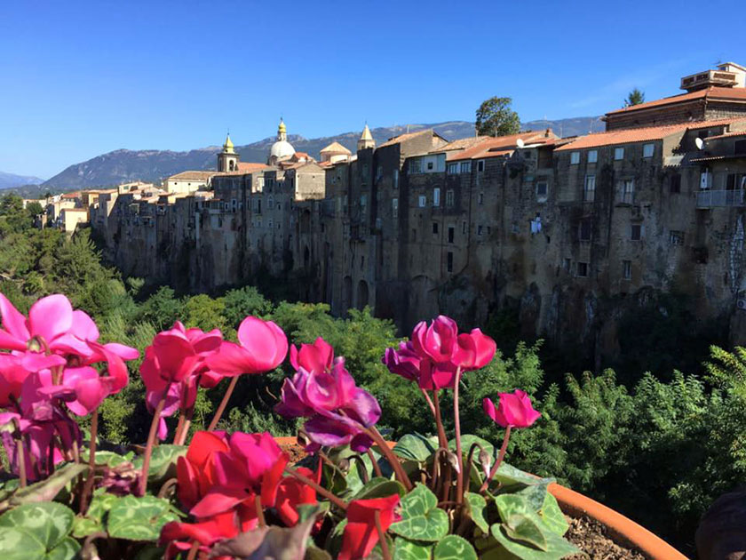 SantAgata de Goti Bn Vista del centro storico dal Ponte sul Martorano con fiori