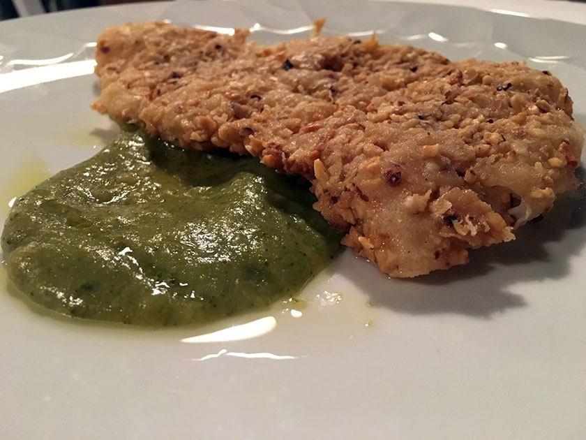 Baccalà pastellato con mandorle e noci su crema di broccoli