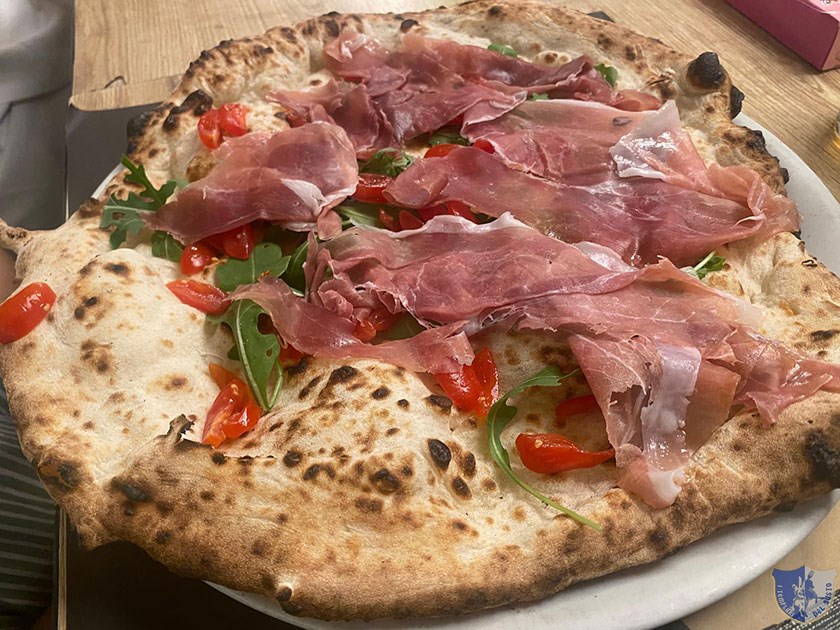 Focaccia con crudo rucola e pomodorini
