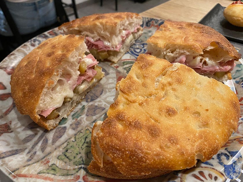 Padellino ripieno di provola mortadella favola e patate al forno
