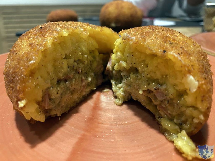 Arancino con riso allo zafferano mortadella crema di pistacchio e provola di Agerola Dettaglio ripieno