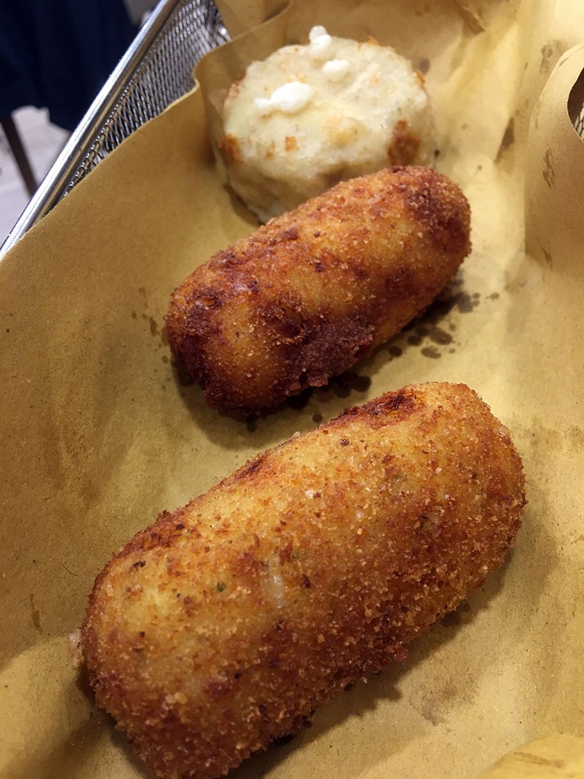 Crocchè e frittatina di pasta e patate con provola