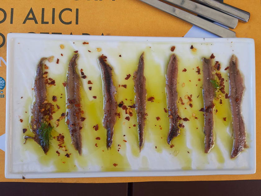 Alici di Cetara con olio Evo e peperoncino per i crostini