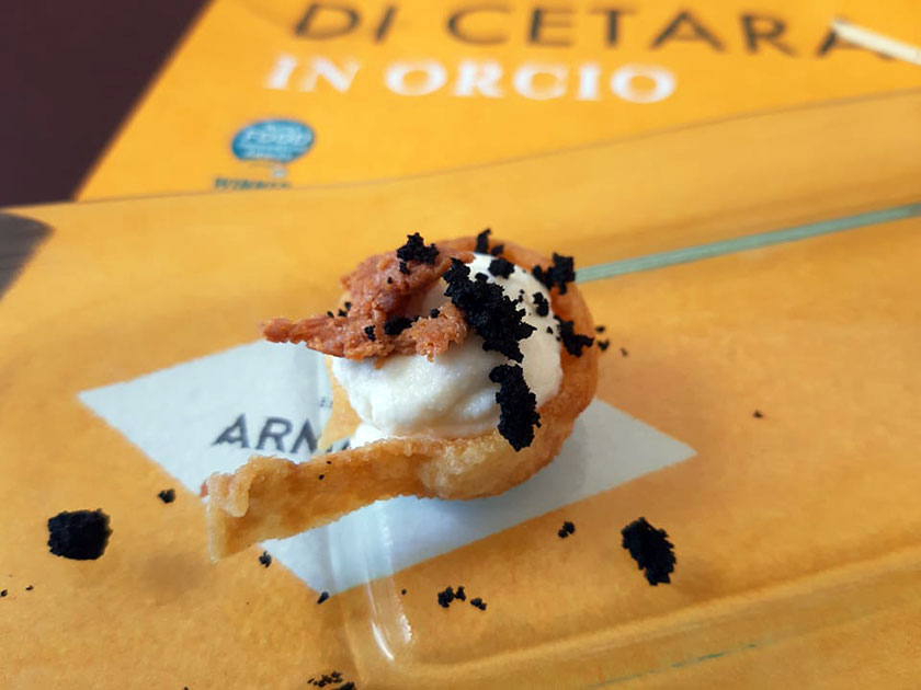 Cannolo ripieno di ricotta di bufala e bottarga di tonno rosso