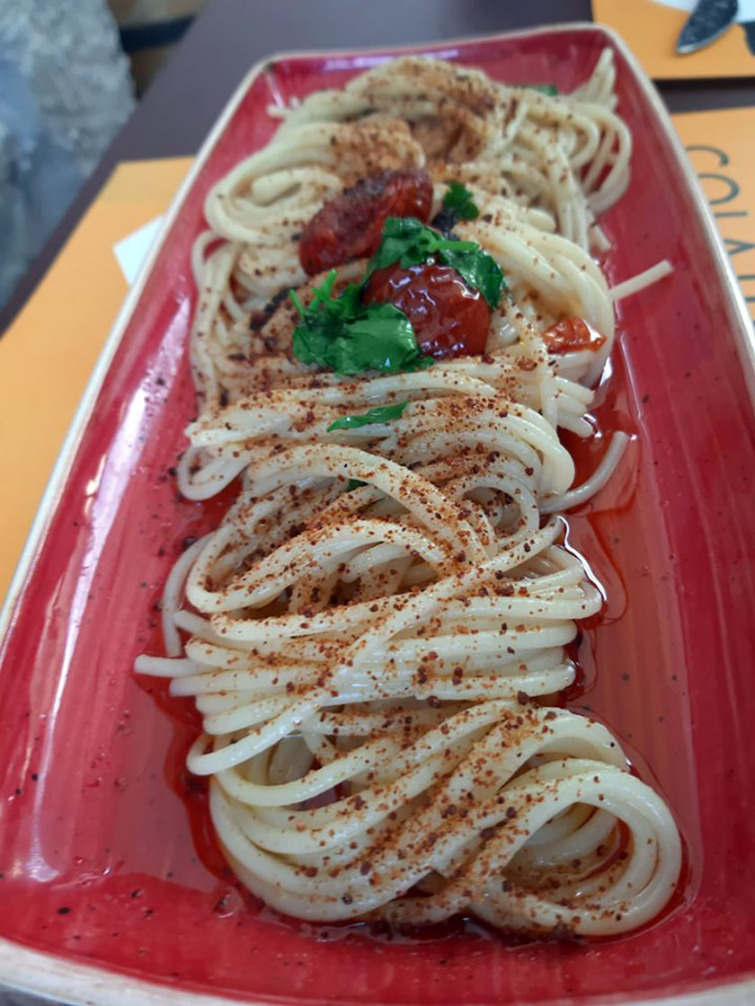Spaghetti con colatura di alici di Cetara pomodoro confit e granella di pane aromatizzato