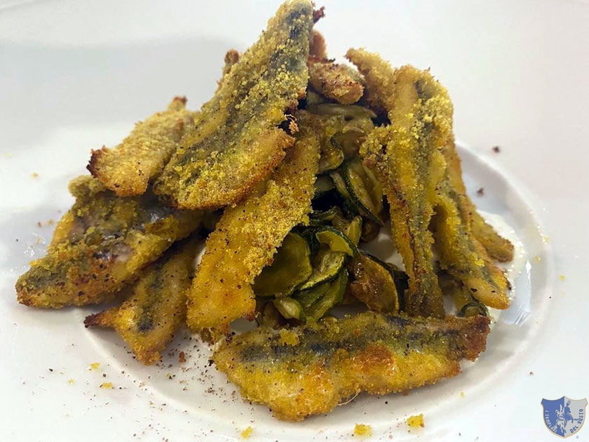 Alici fritte con burrata e zucchine alla scapece