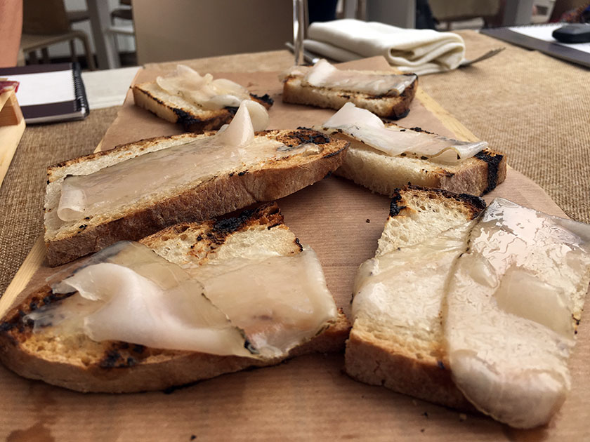 Bruschette con lardo di maialino nero