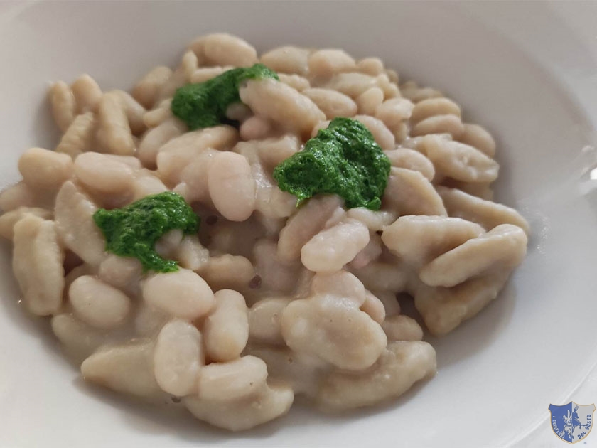 Gnocchi cremosi con fagioli mezzo cannellino dellorto e pesto di prezzemolo fresco