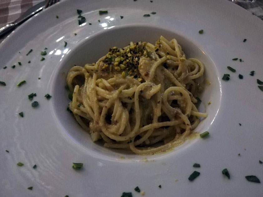 Spaghetti al baccalà con crema di pistacchi