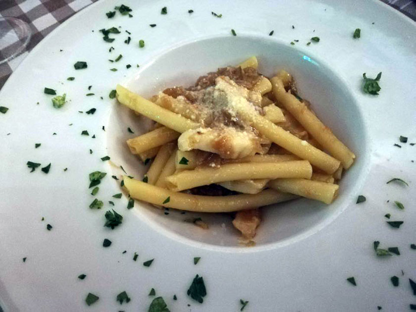 Ziti spezzati alla genovese di baccalà