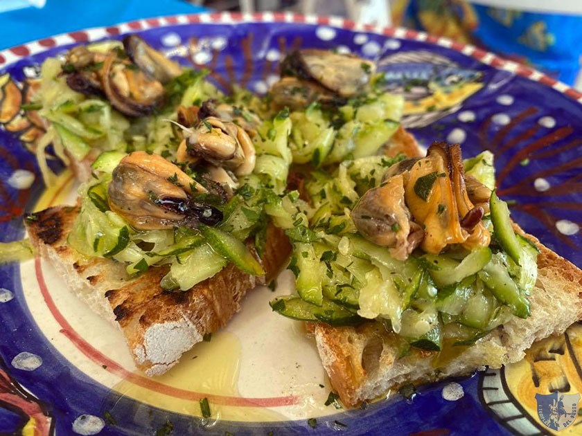 Bruschette con zucchine e cozze