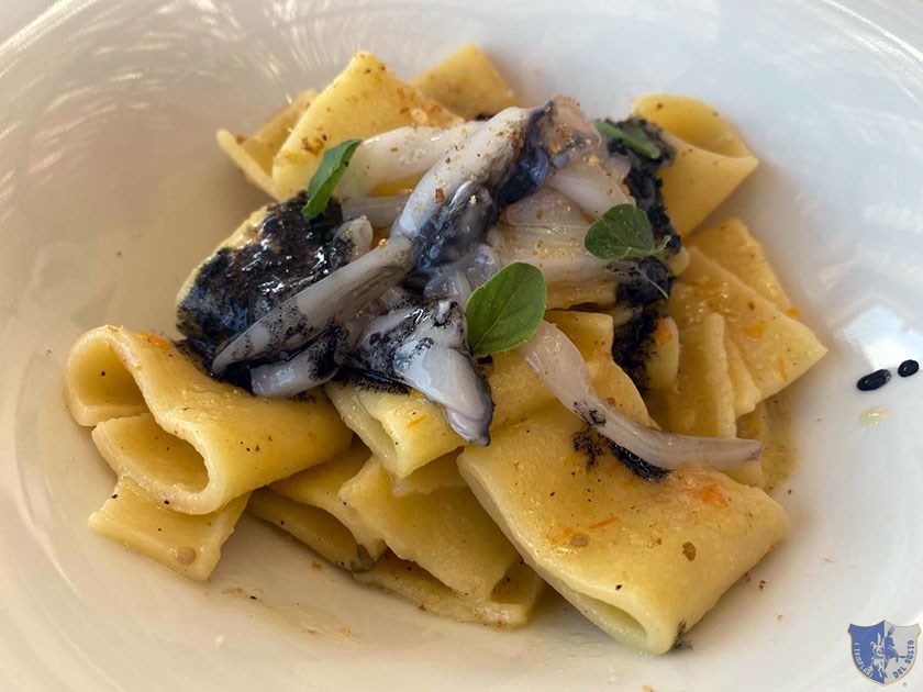 Calamarata con crema di datterino giallo e julienne di seppia