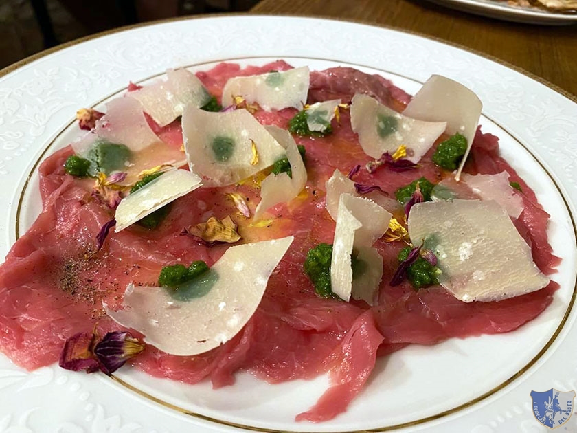 Carpaccio di manzo con purè di prezzemolo e scaglie di parmigiano 62 mesi