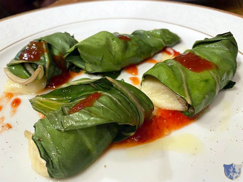 Involtini di bietola con cuore di pecorino bagnolese e marmellata di peperoni allaceto