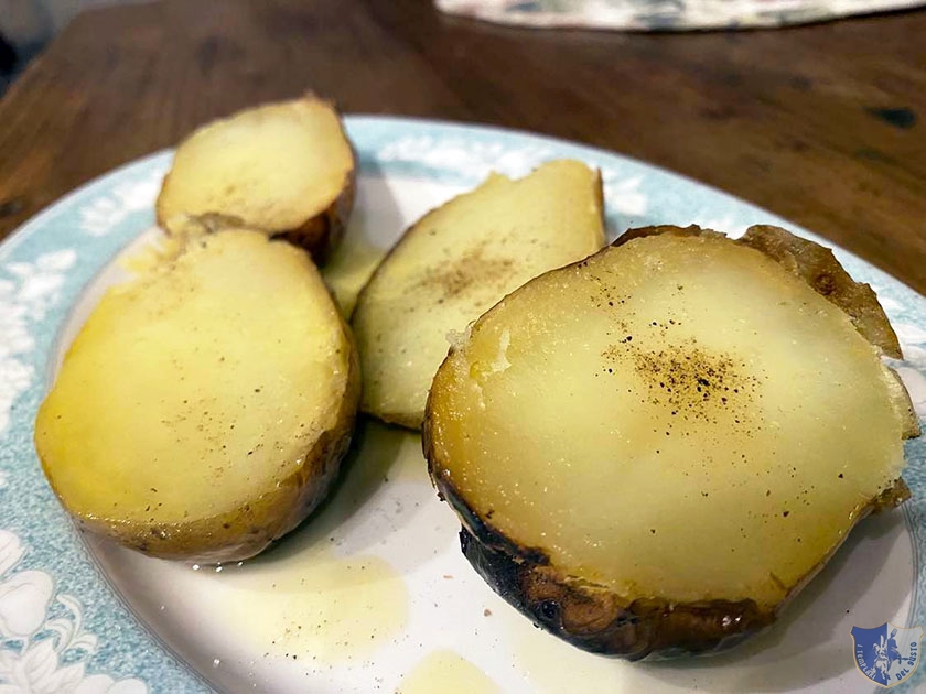 Patate cotte sotto la cenere