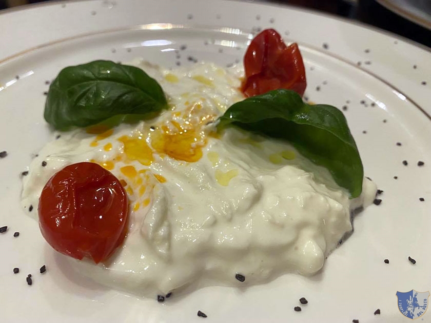 Stracciata di mozzarella con pomodori