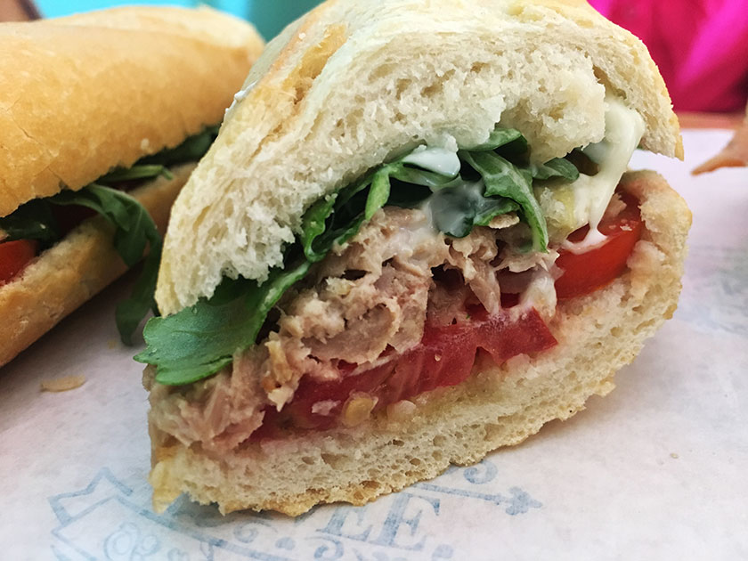 Baguette del giorno con tonno pomodorini e carciofini