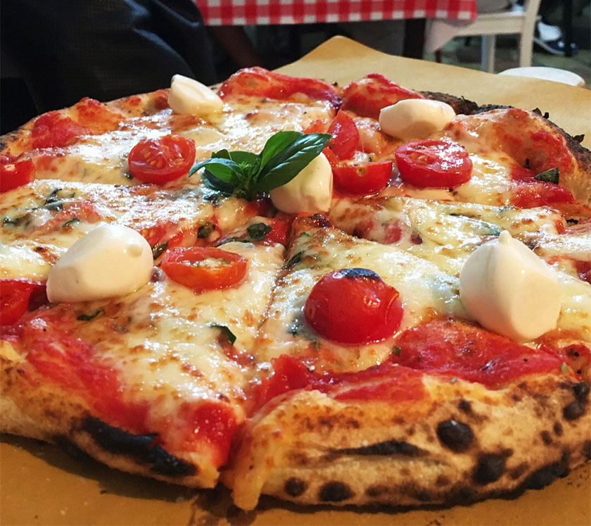 Pizza con pomodorini e mozzarella