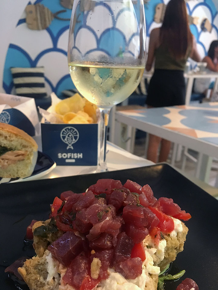 Frisa di mare chips e calice di Chardonnay Tormaresca