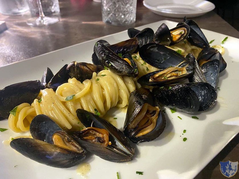 Spaghetti con cozze cacio e pepe