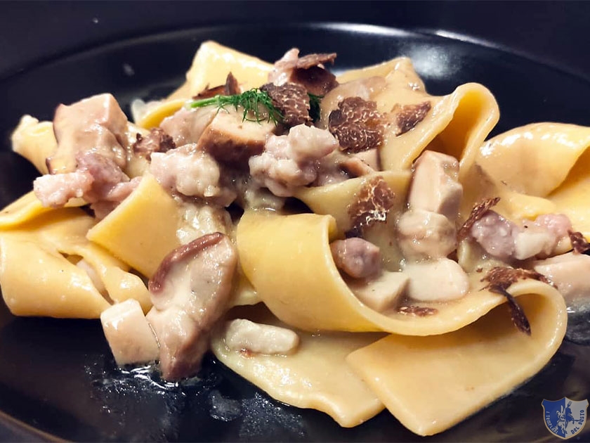 Fettucce handmade con salsiccia funghi porcini e tartufo bianco