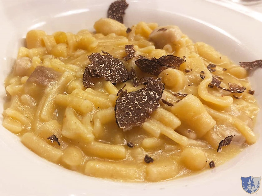 Pasta e patate con funghi porcini e tartufo nero