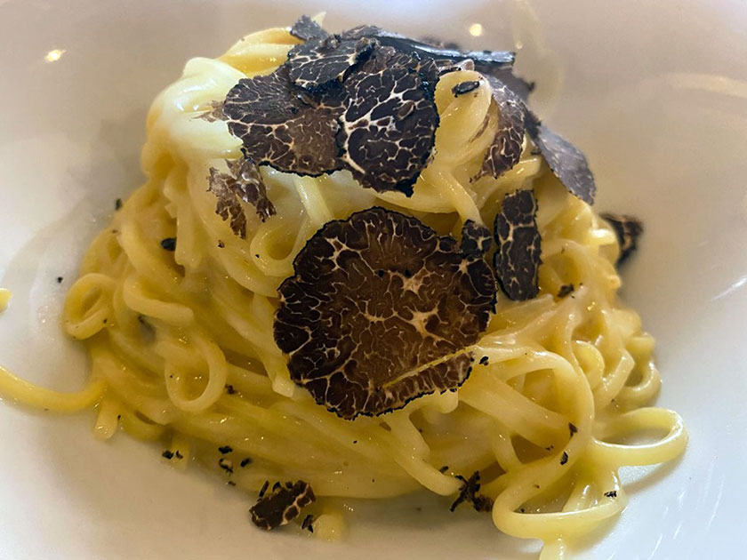 Tagliolini freschi alluovo con tartufo nero estivo e formaggi