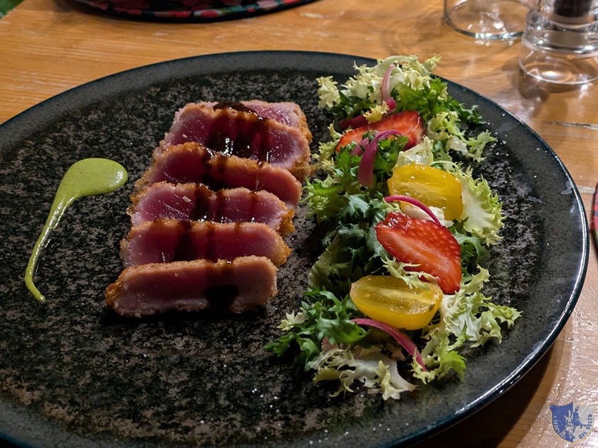 Cotoletta di tonno con pomodorini fragole scarola croccante mayo al prezzemoplo e cipolla in agrodolce