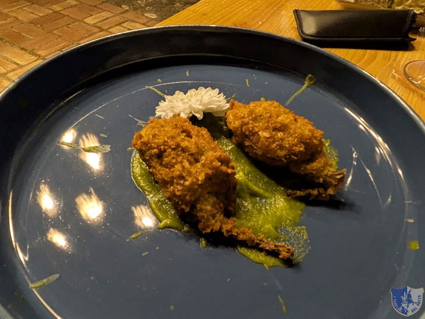 Fiore di zucca ripieno con gamberi pane e zucchine panato e fritto su crema di zucchine