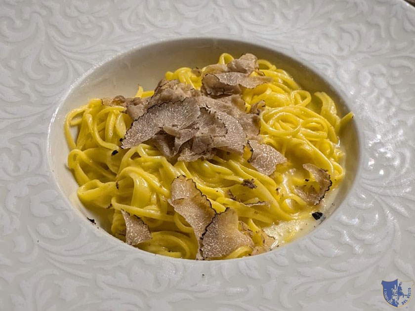 Tagliolini freschi alluovo con tartufo nero estivo e formaggi
