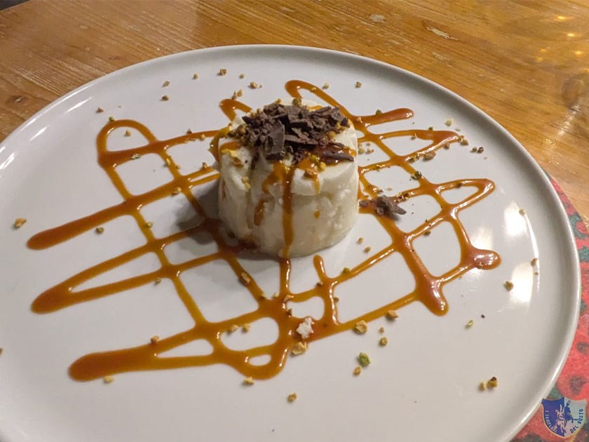Tortino di ricotta di pecora con cuore di pistacchio e caramello salato