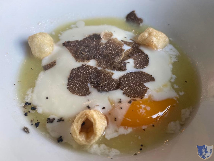Uovo cotto a bassa temperatura con crema Parmentier salsa Mornay e tartufo nero