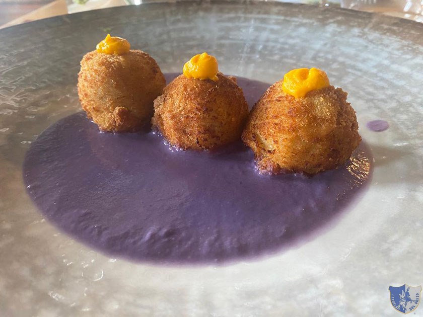 Crema di cavolo viola e scalogno con polpettine di filetto di maiale e gel di carota al lime