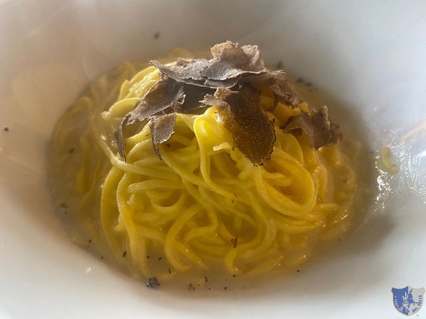 Tagliolini con tartufo nero e formaggi