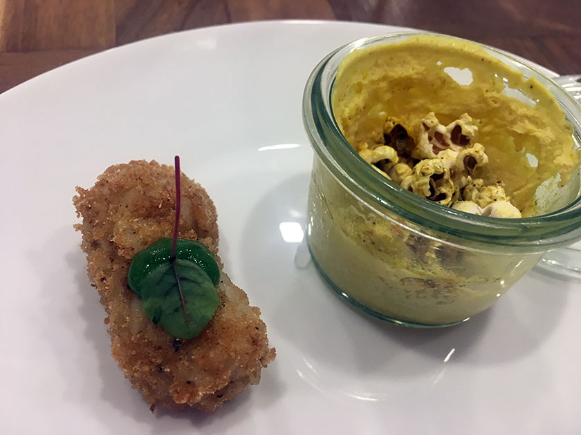 Entrèe Crème brulée al curry pop corn salato e arancino con tartufo nero