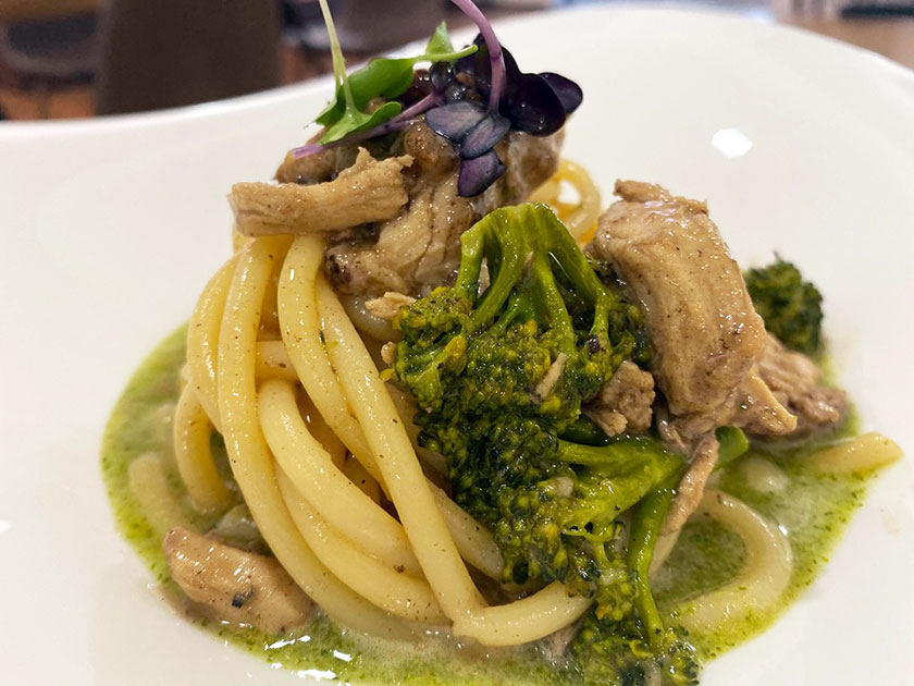 Bucatini broccoli e straccetti di maiale croccante