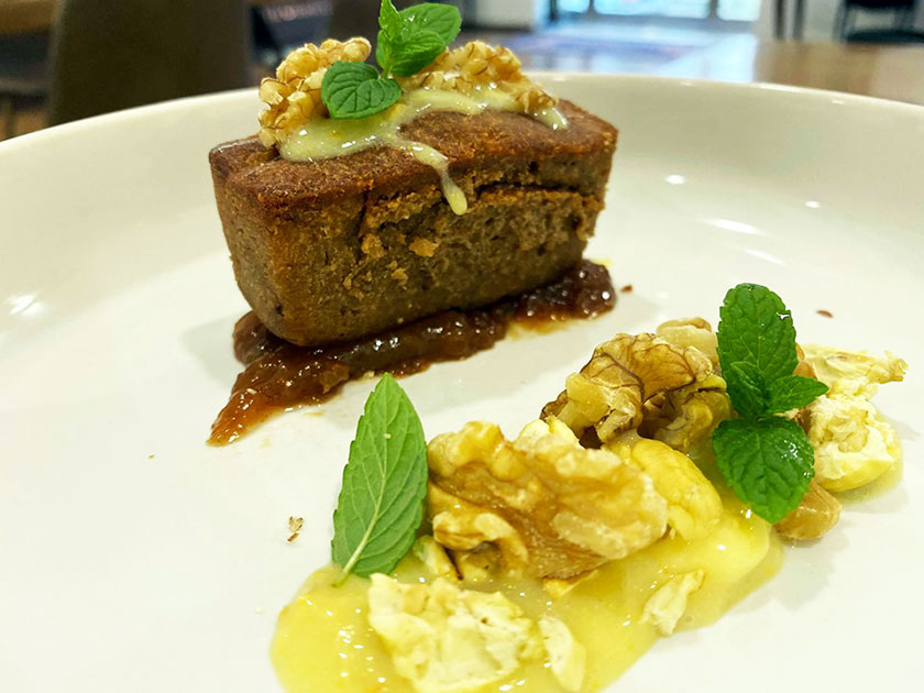 Cake alle noci con cremoso al mandarino e composta di fichi