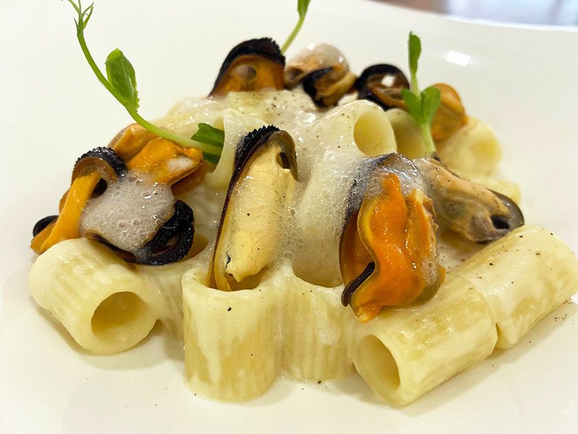 Tubettoni con provolone e cozze