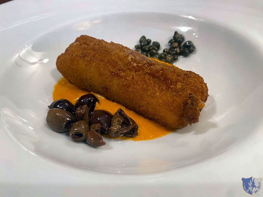 Filetto di baccalà croccante con vellutata di peperoni