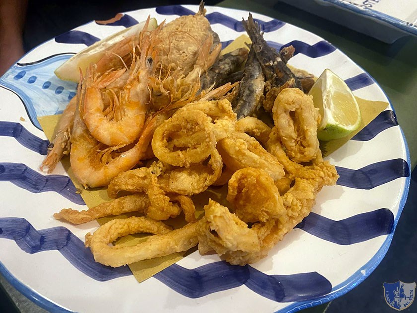 Frittura di paranza clamari gamberi alici e merluzzetto
